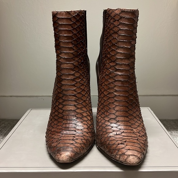 BCBGMAXAZRIA MAHOGANY ANIMAL BOOTIES 8M - Picture 3 of 9